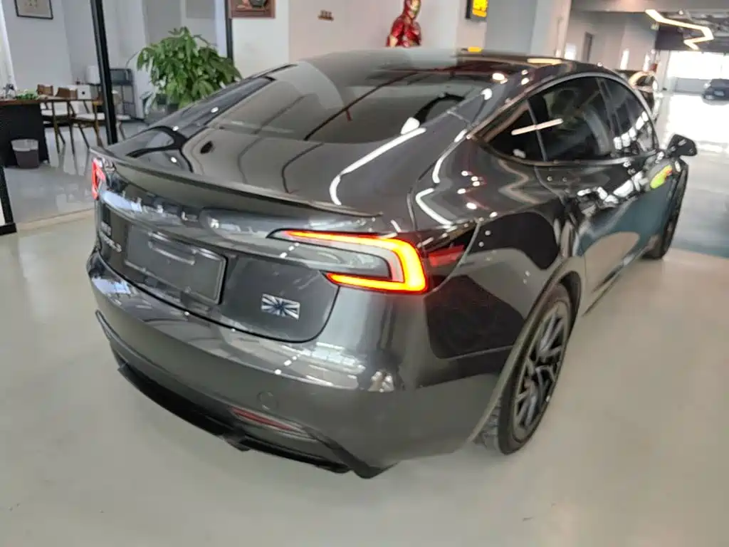 Tesla Model 3 — миниатюра 7