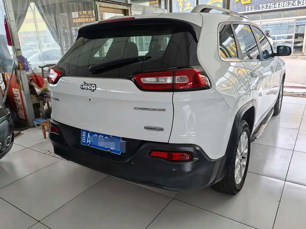 Jeep Cherokee — миниатюра 6