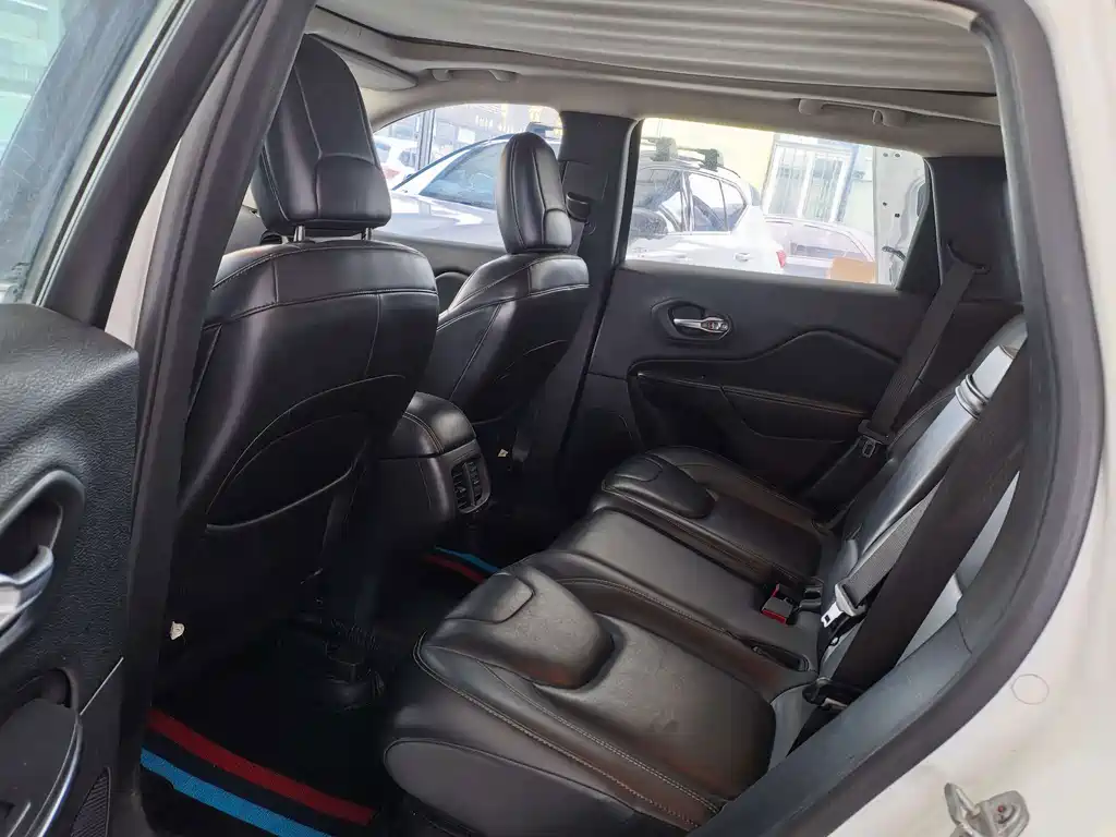 Jeep Cherokee — миниатюра 9