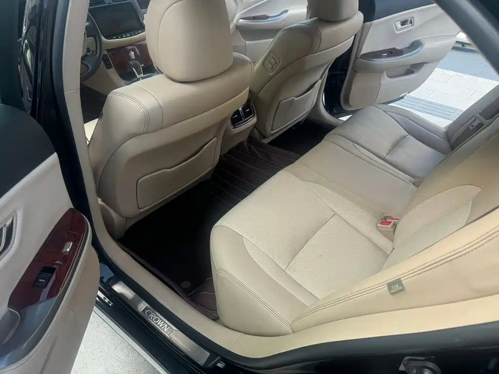 Toyota Crown — миниатюра 8