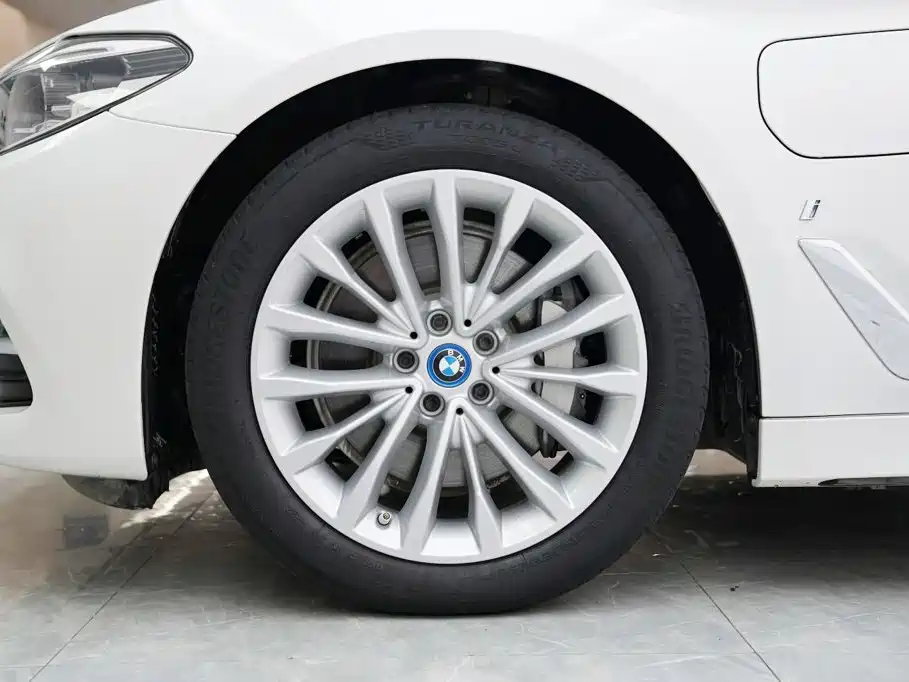 BMW 5 Series New Energy — миниатюра 5