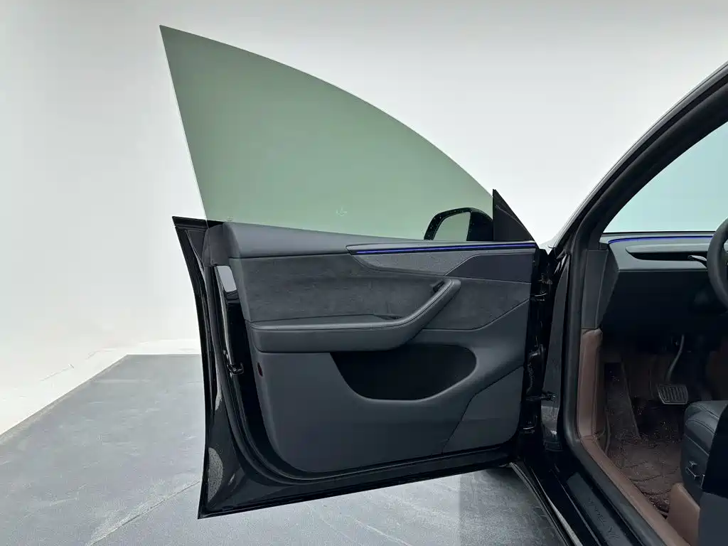 Tesla Model Y L — миниатюра 11