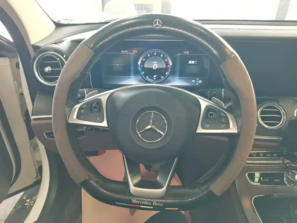 Mercedes-Benz E-Class — миниатюра 11