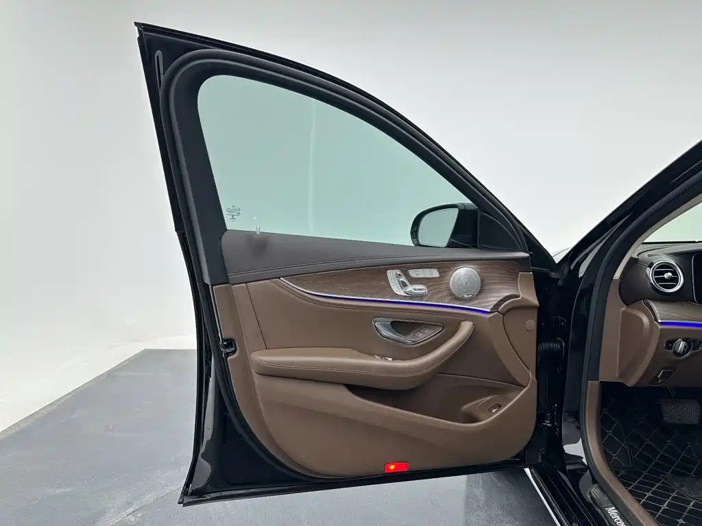 Mercedes-Benz E-Class — миниатюра 11