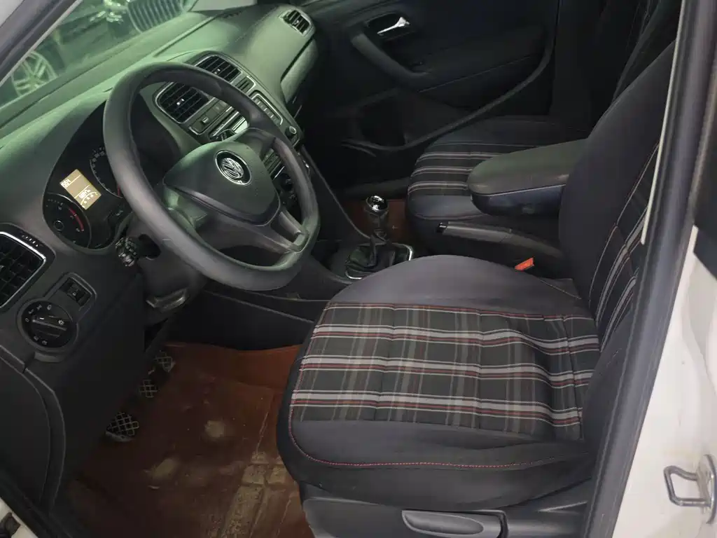 Volkswagen Polo 2014 1.6L MT Comfort