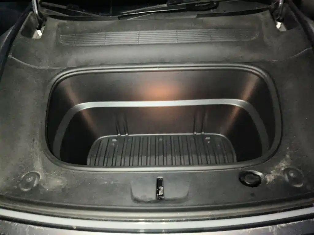 Tesla Model Y — миниатюра 11