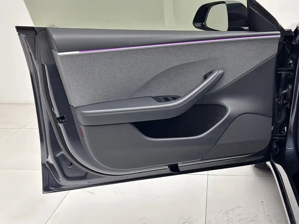 Tesla Model 3 — миниатюра 10