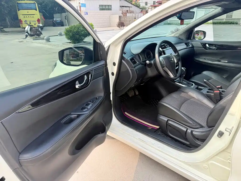 Nissan Tiida — миниатюра 8