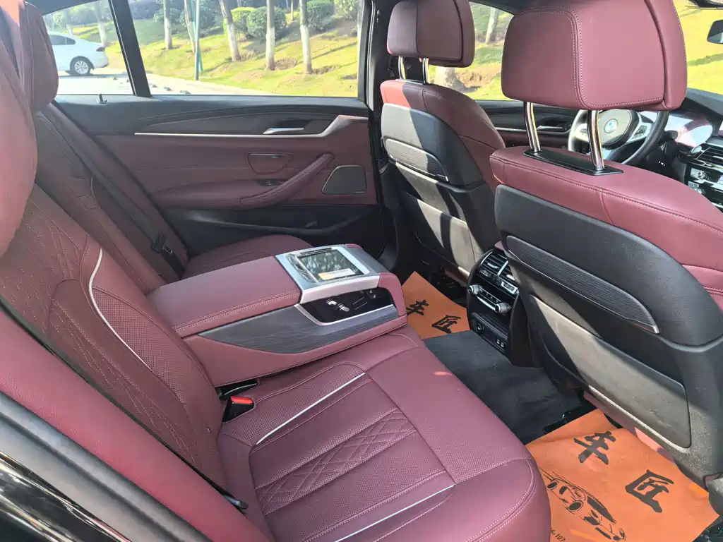 BMW 5 Series — миниатюра 13