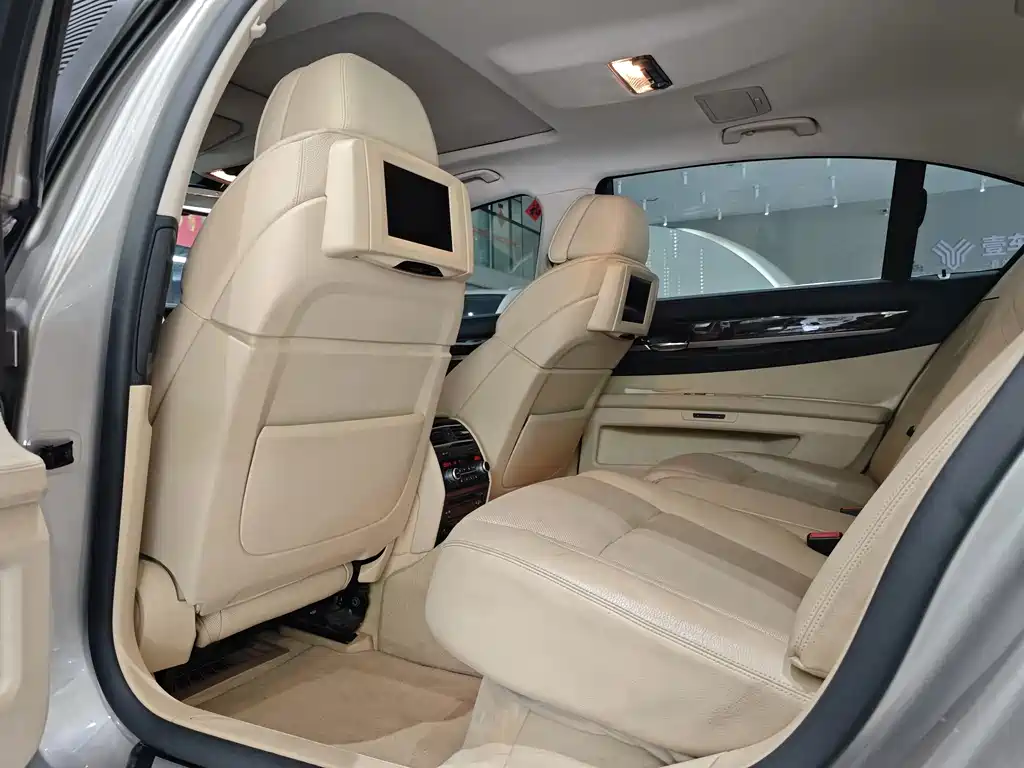BMW 7 Series — миниатюра 19