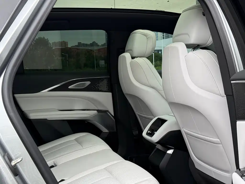 Cadillac Lyriq — миниатюра 10