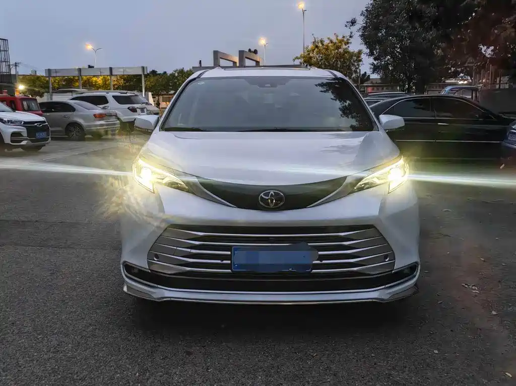Toyota Sienna — миниатюра 2