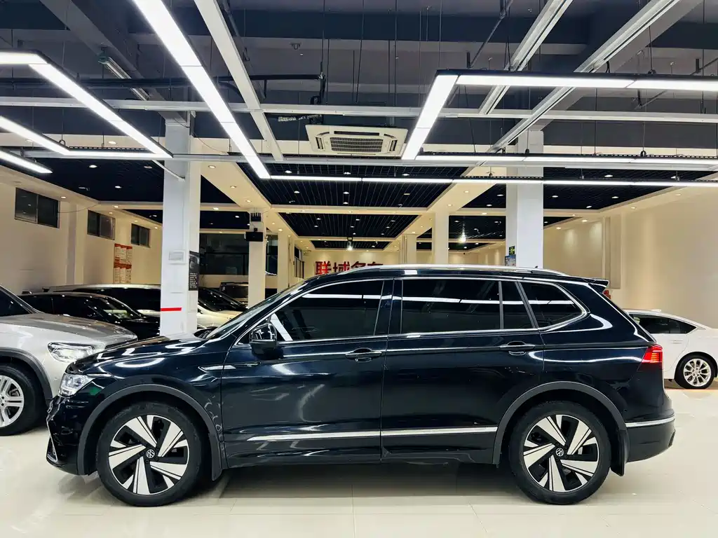 Volkswagen Tiguan L L 2023 330TSI AT R-Line