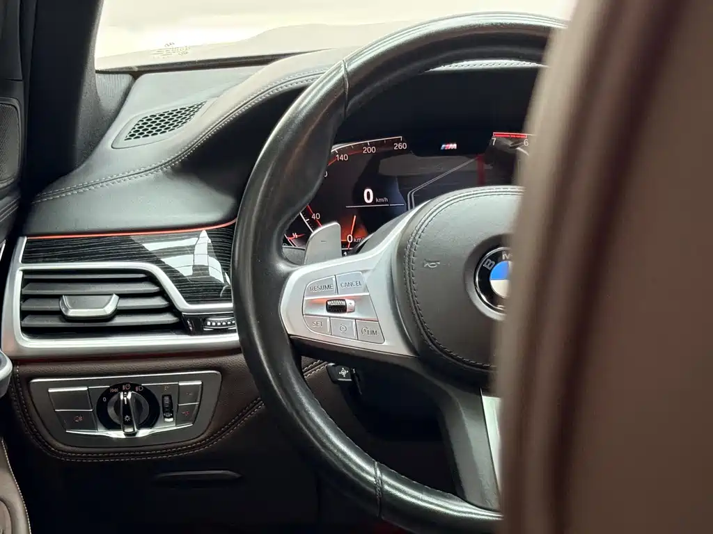 BMW 7 Series — миниатюра 11