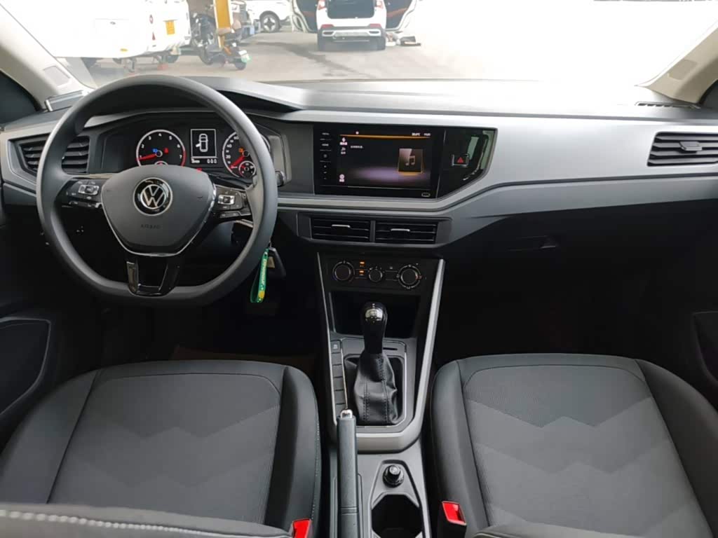 Volkswagen Polo 1.5 л 2021 г. Белый, пробег 28500 км