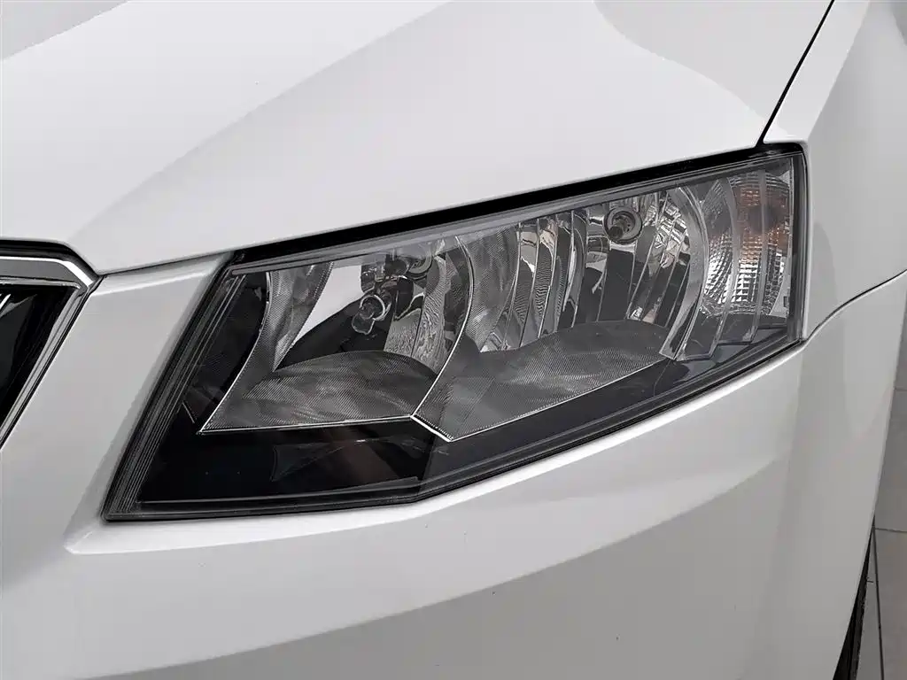 Skoda Octavia 2015 1.6L AT
