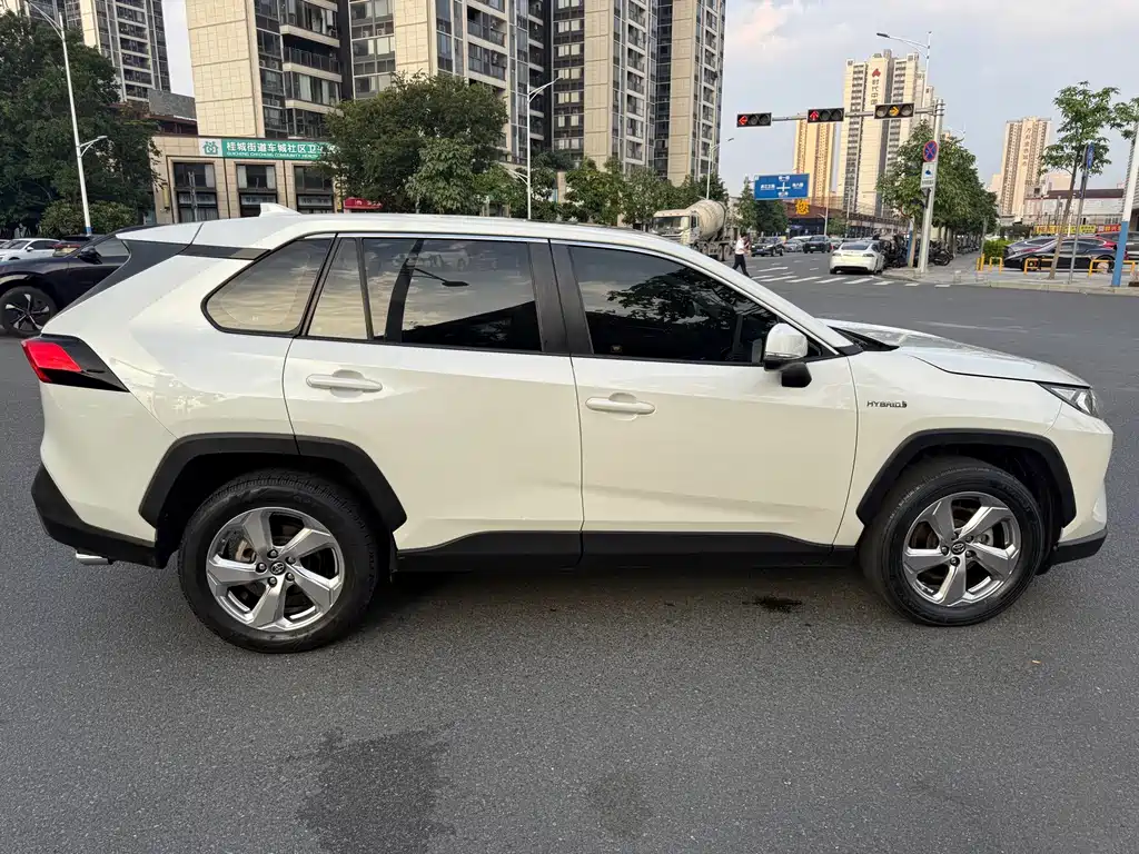 Toyota RAV4 — миниатюра 5