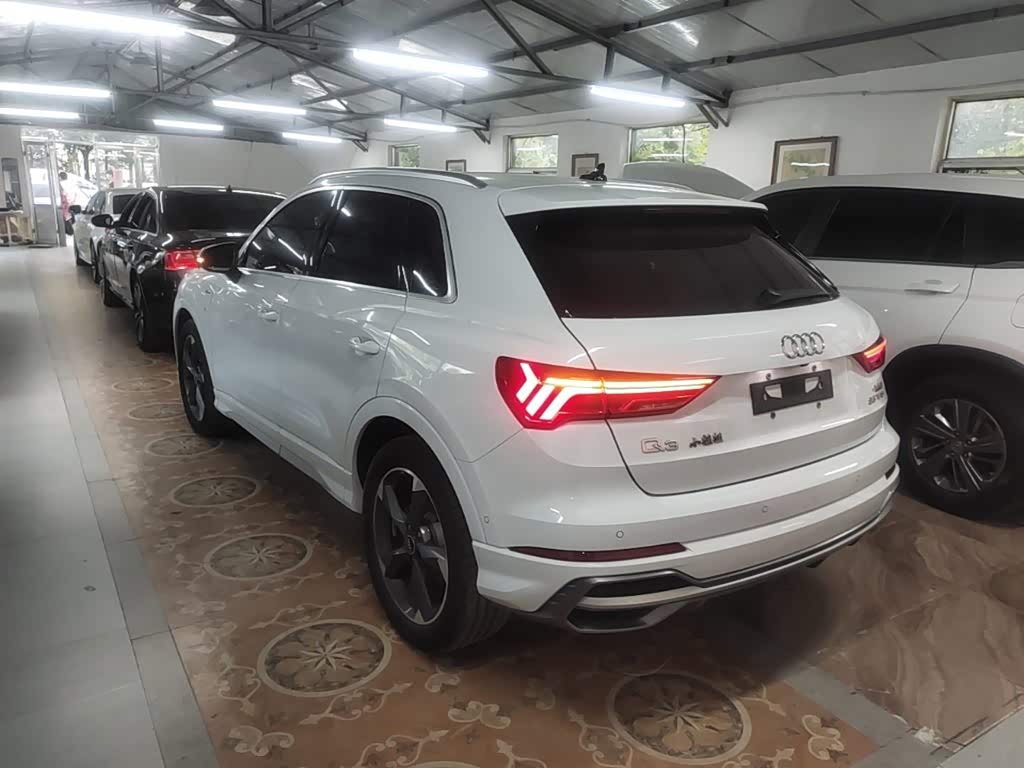 Audi Q3 1.4 л 2022 г. Белый, пробег 49700 км