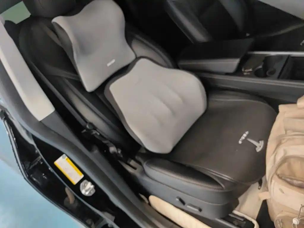 Tesla Model Y — миниатюра 25