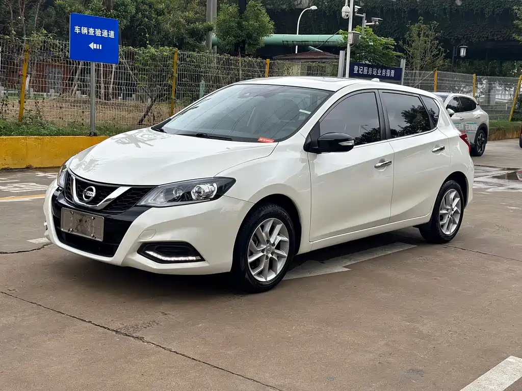 NISSAN TIIDA