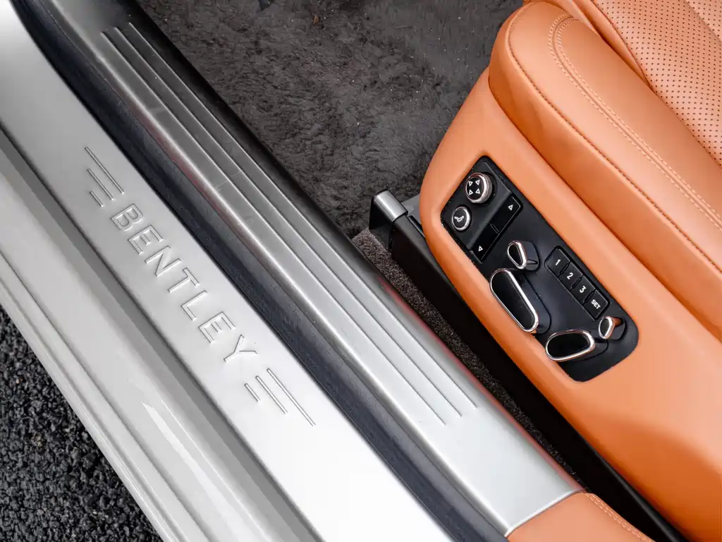 Bentley Flying Spur — миниатюра 12