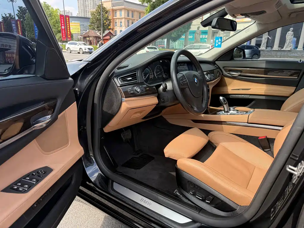 BMW 7 Series — миниатюра 4