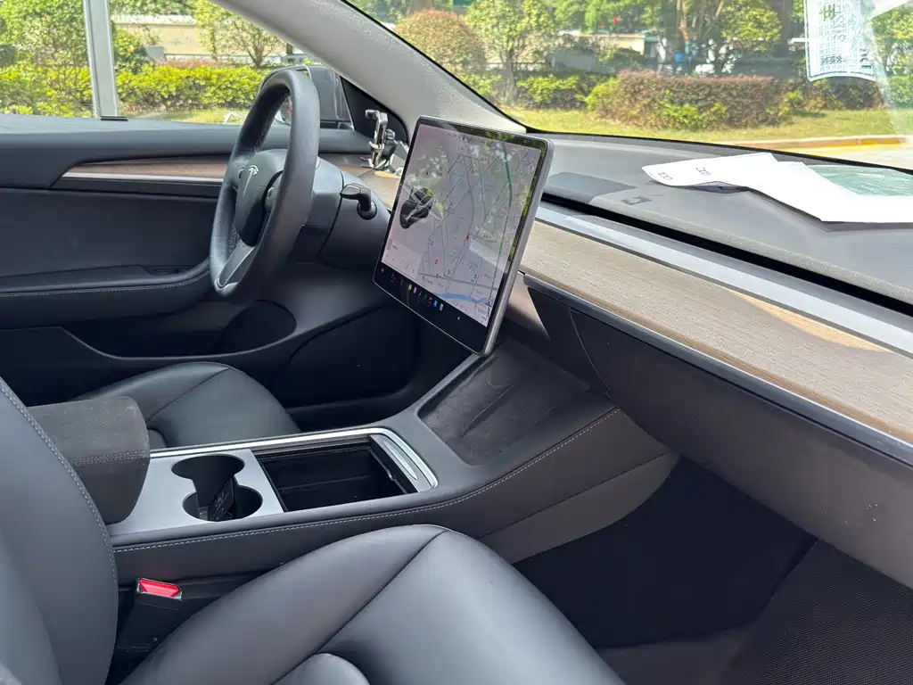 Tesla Model 3 — миниатюра 4