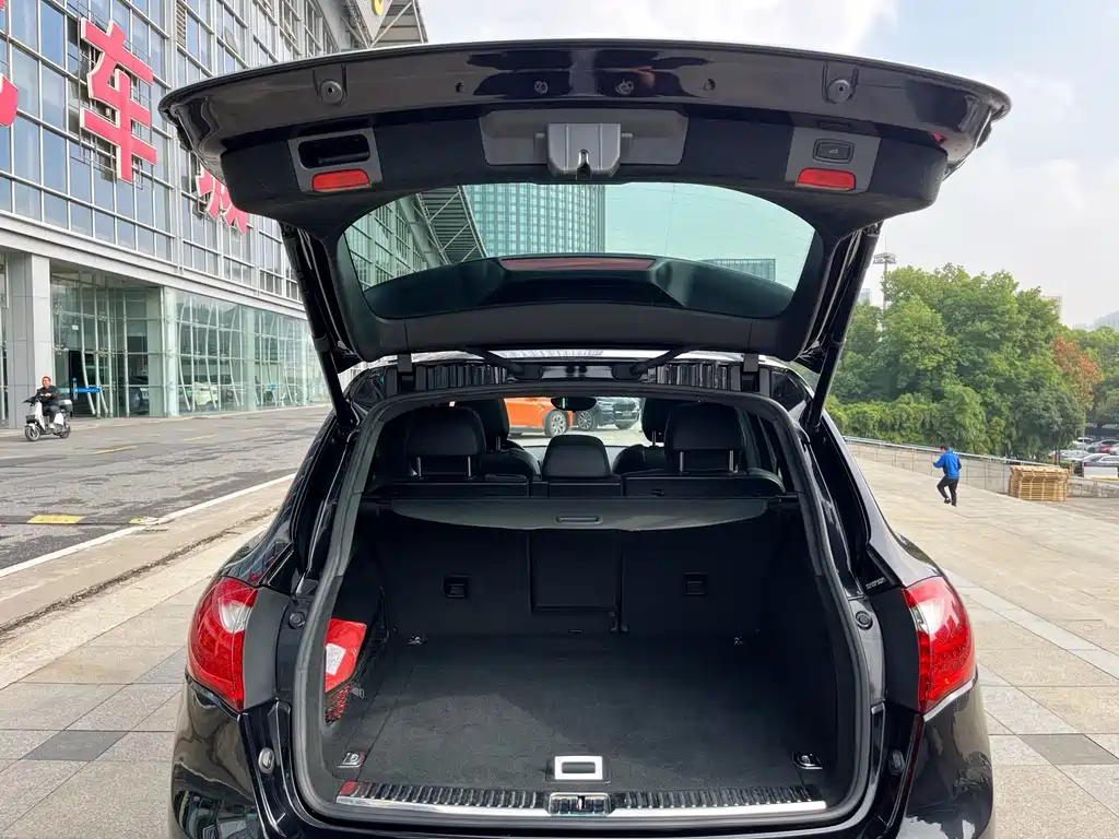 Porsche Cayenne — миниатюра 10