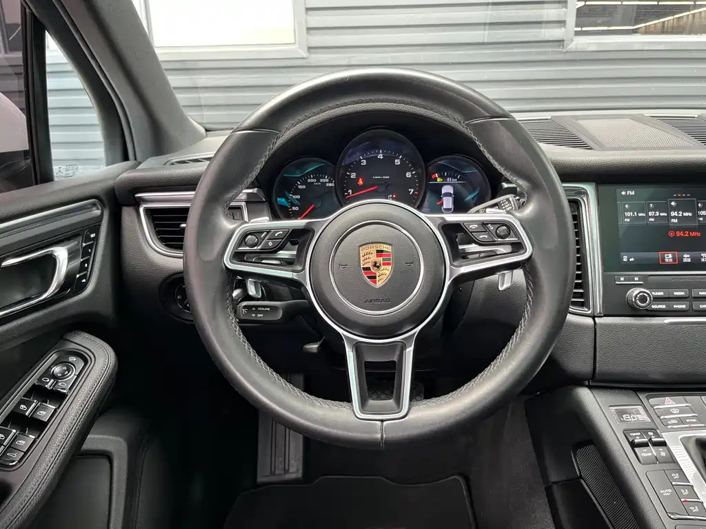 Porsche Macan — миниатюра 12