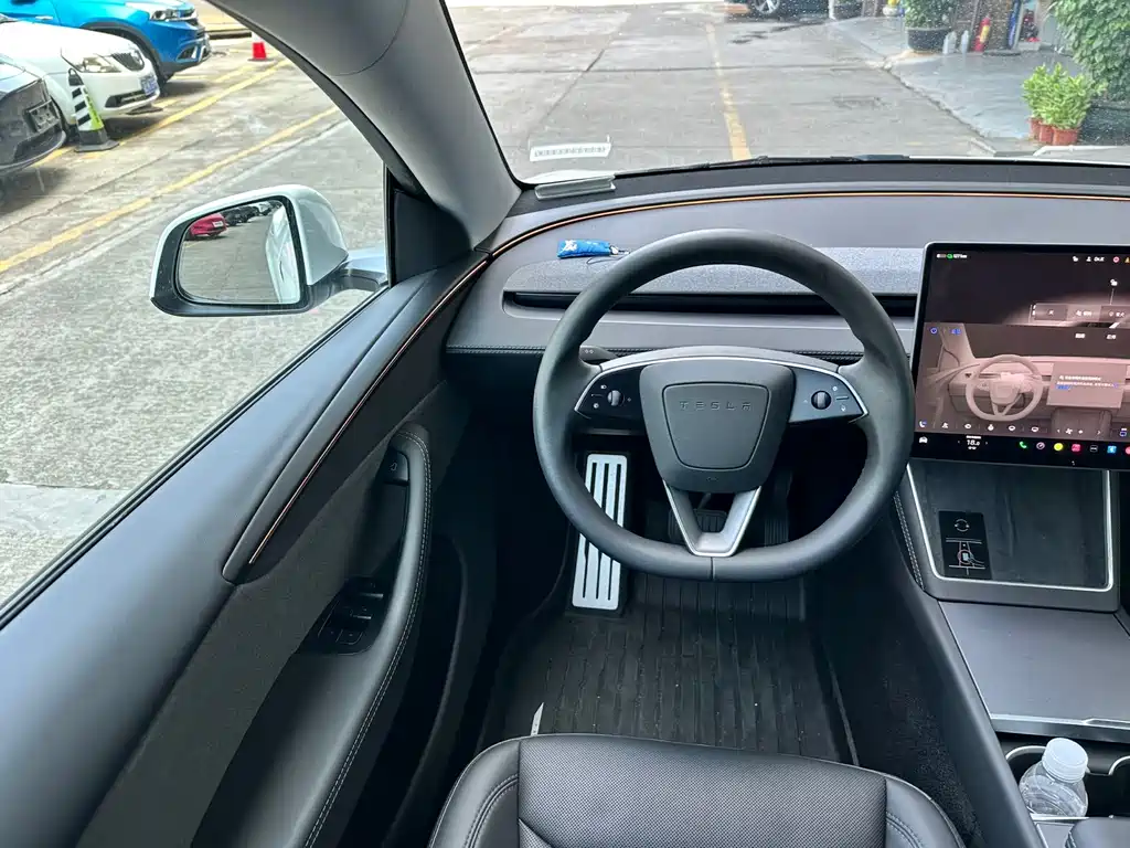 Tesla Model Y — миниатюра 14