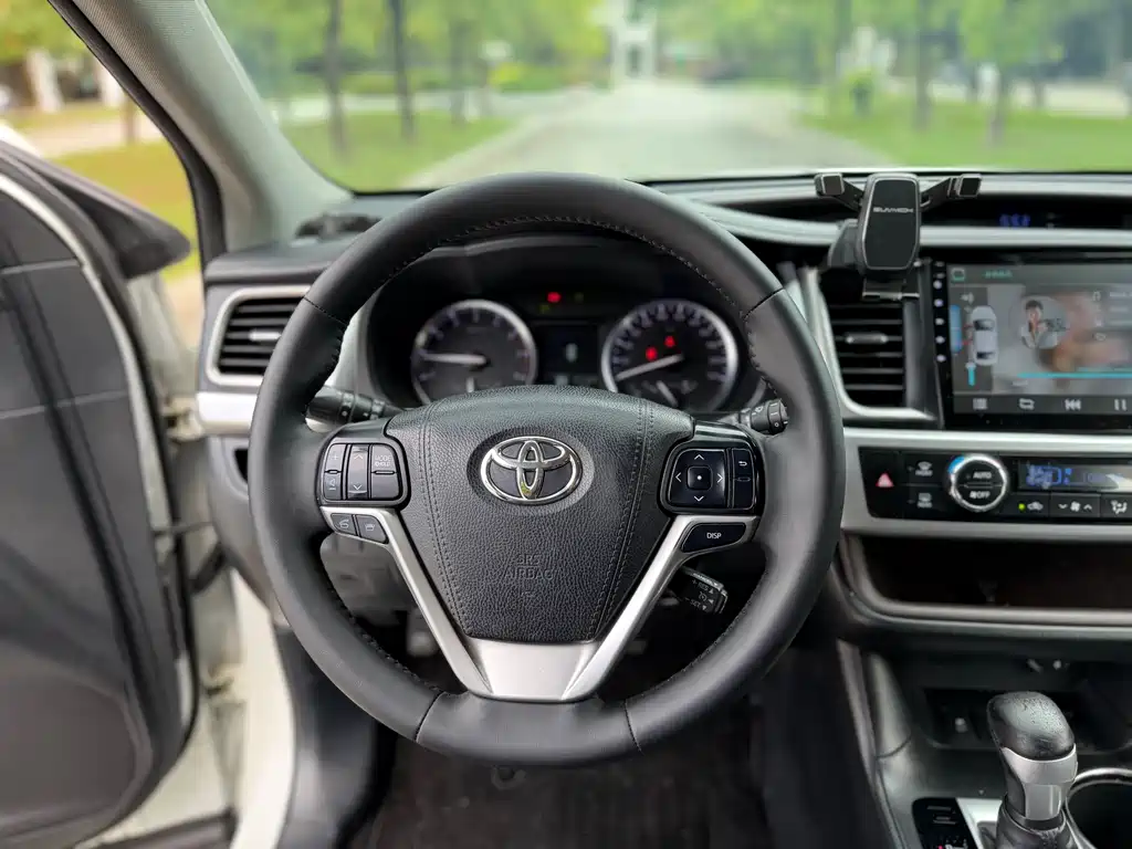 Toyota Highlander 2015 2.0T Luxury 7 мест
