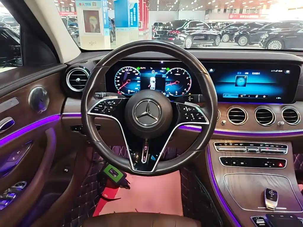 Mercedes-Benz E-Class — миниатюра 11