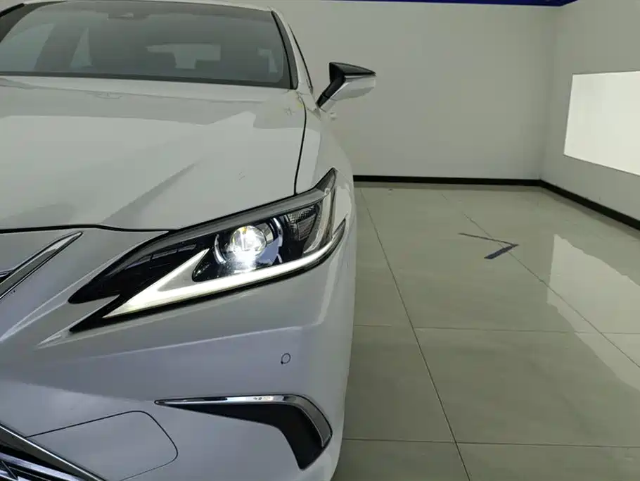 Lexus ES 2020 300h