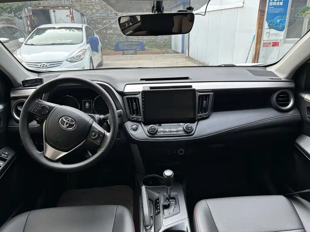 Toyota RAV4 — миниатюра 4