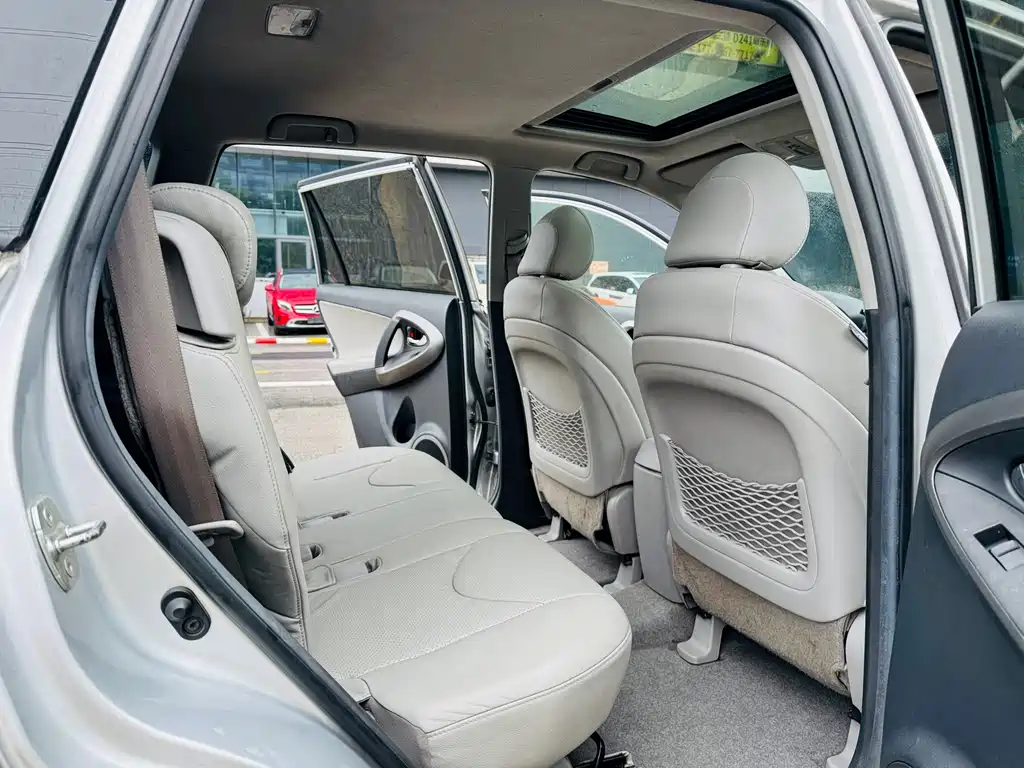 Toyota RAV4 — миниатюра 8