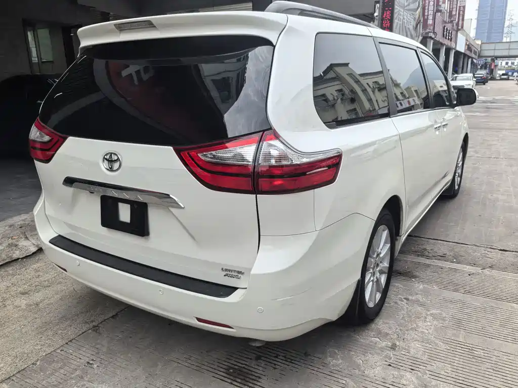 Toyota Sienna — миниатюра 11