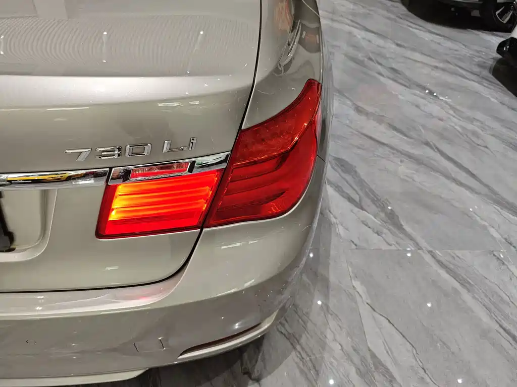 BMW 7 Series — миниатюра 10