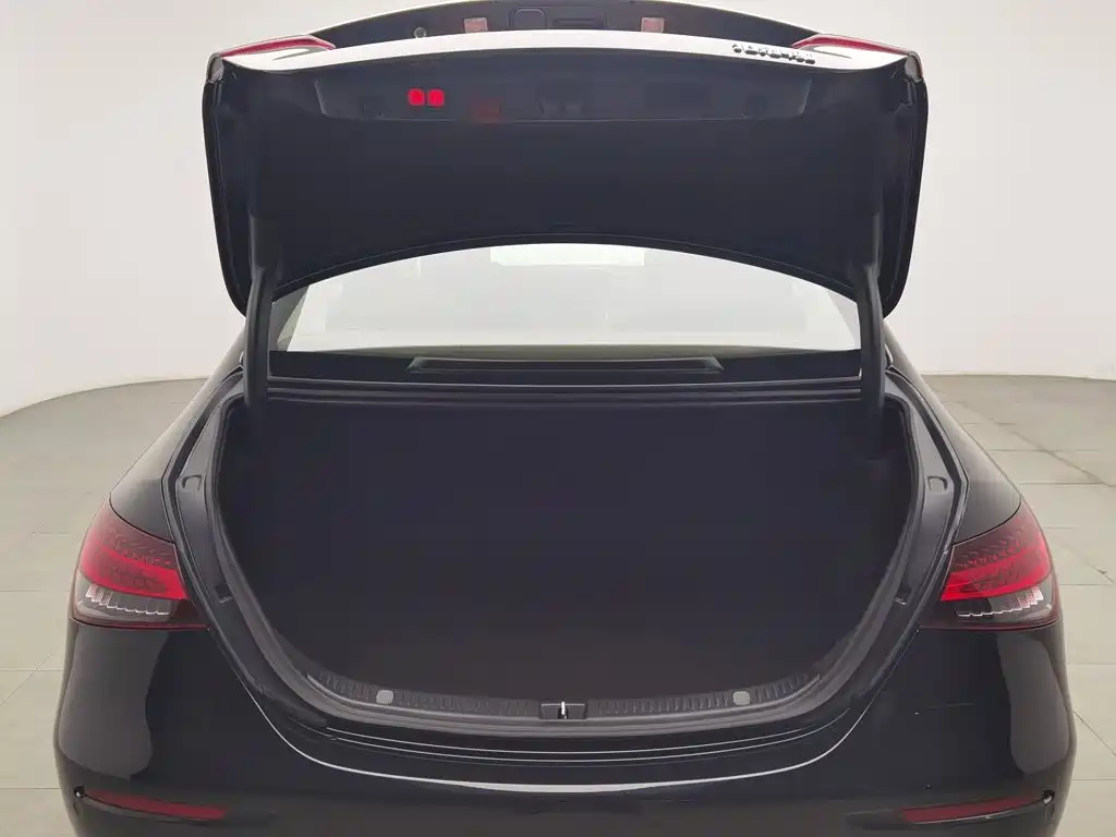 Mercedes-Benz E-Class — миниатюра 16