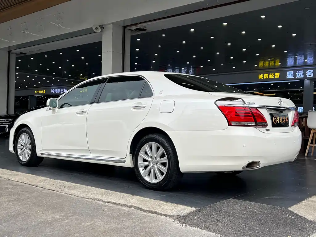 Toyota Crown — миниатюра 17