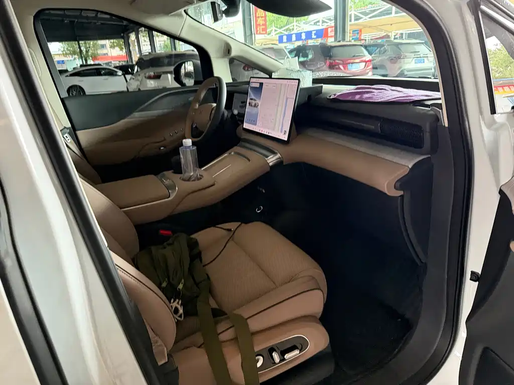 XPeng X9 — миниатюра 5