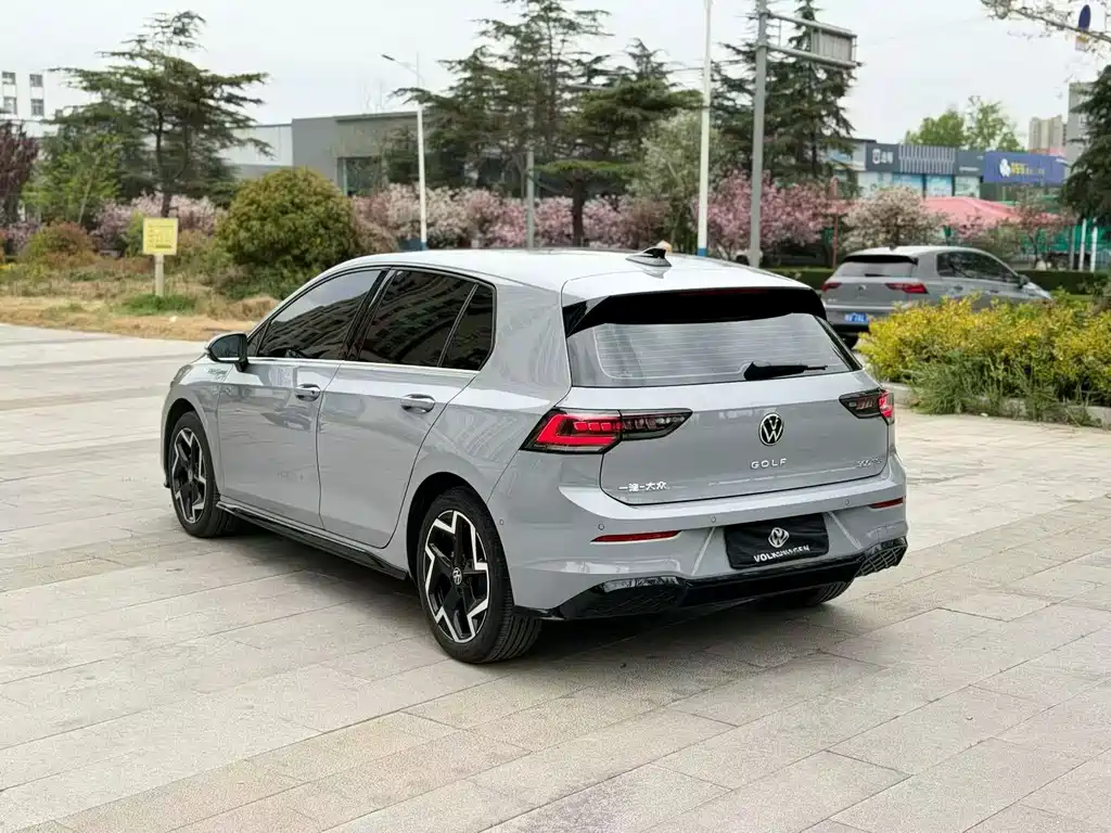 Volkswagen Golf 2025 300TSI R-Line