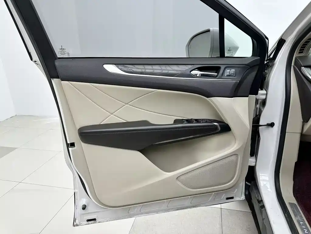 Lincoln MKC — миниатюра 14