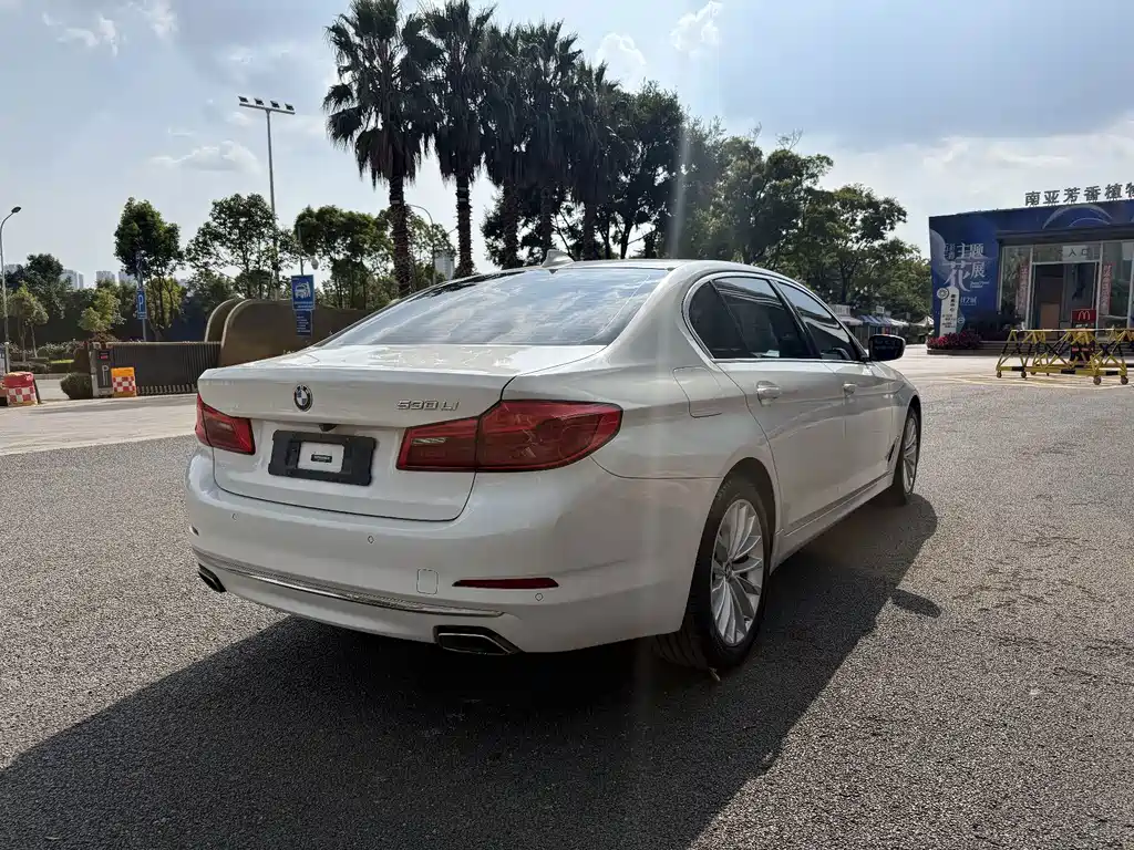 BMW 5 Series — миниатюра 10