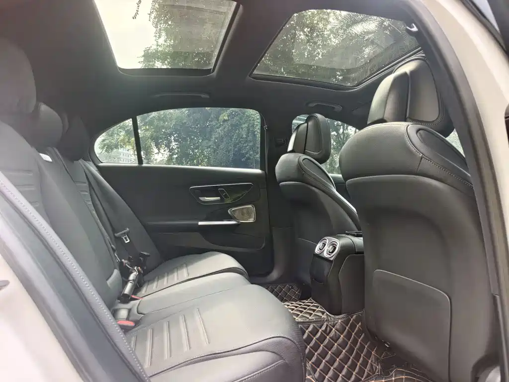 Mercedes-Benz C-Class — миниатюра 12