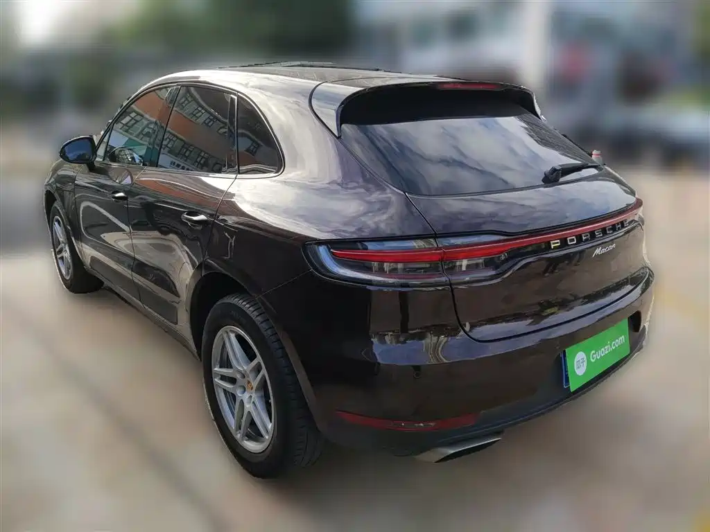 PORSCHE MACAN