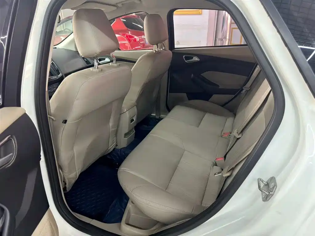 Ford Focus 2015 1.6L MT Comfort