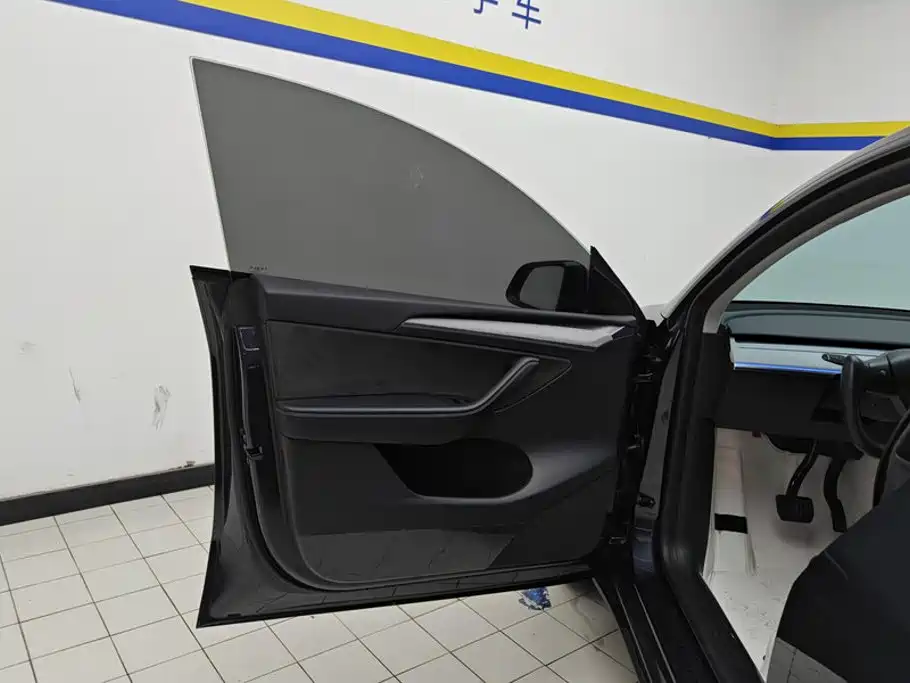 Tesla Model Y — миниатюра 7