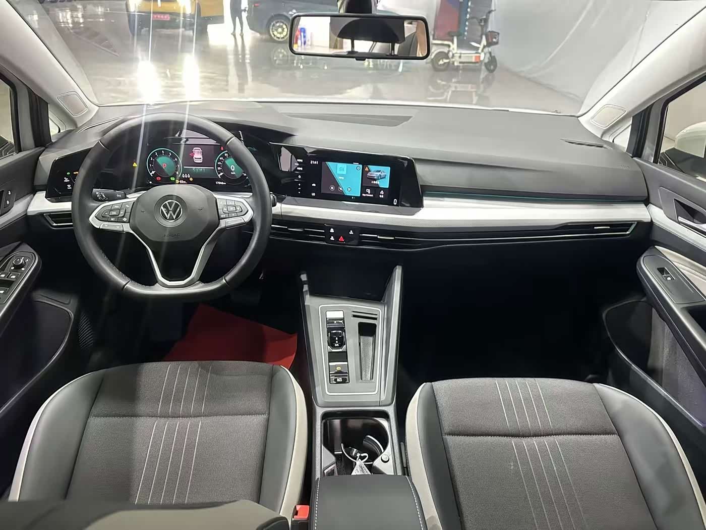 Volkswagen Golf 1.4 л 2022 г. Белый, пробег 17000 км
