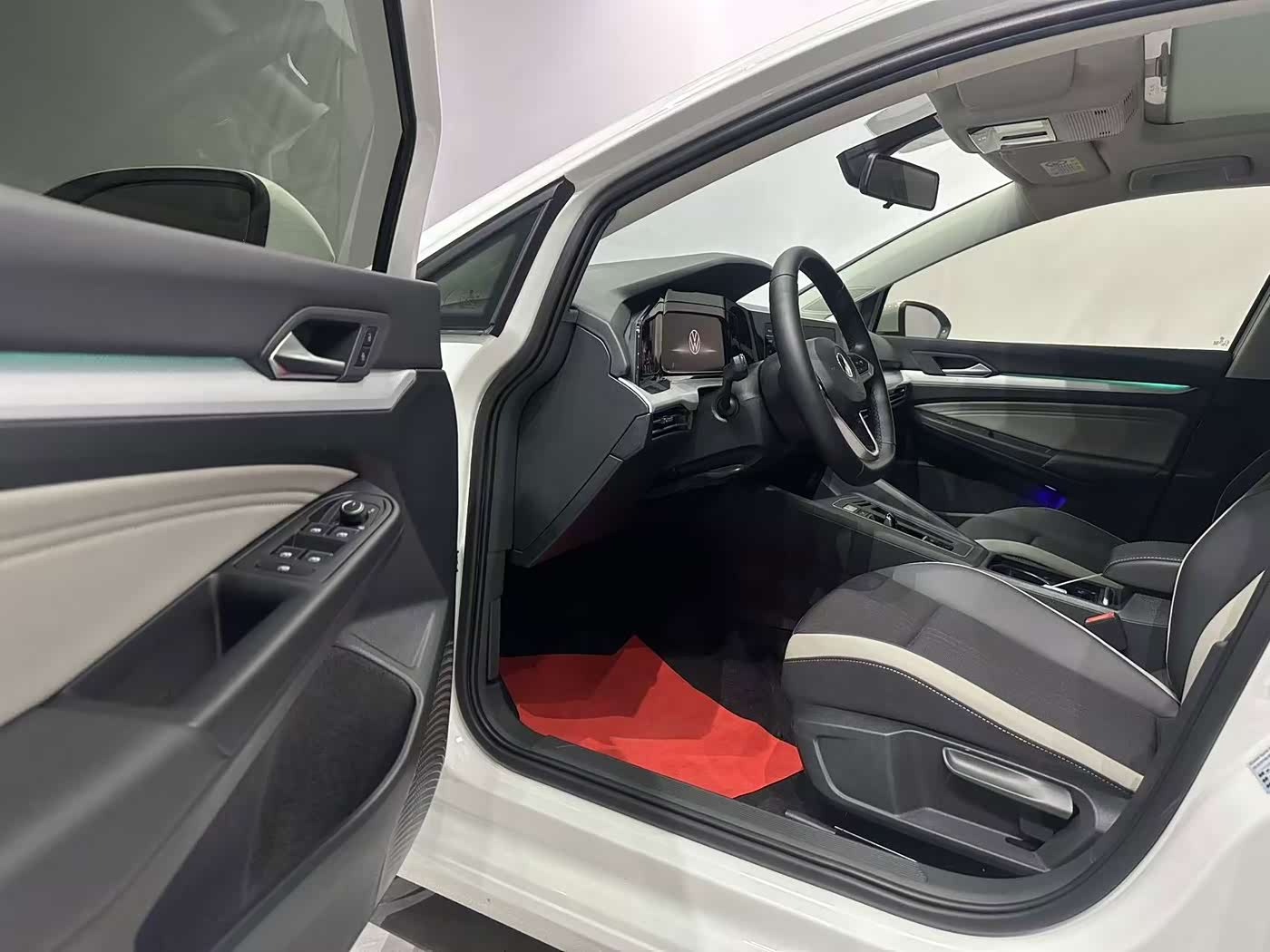 Volkswagen Golf 1.4 л 2022 г. Белый, пробег 17000 км