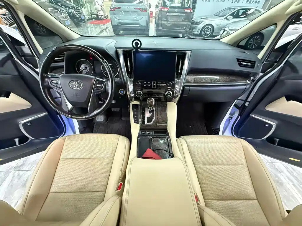 Toyota Vellfire — миниатюра 8